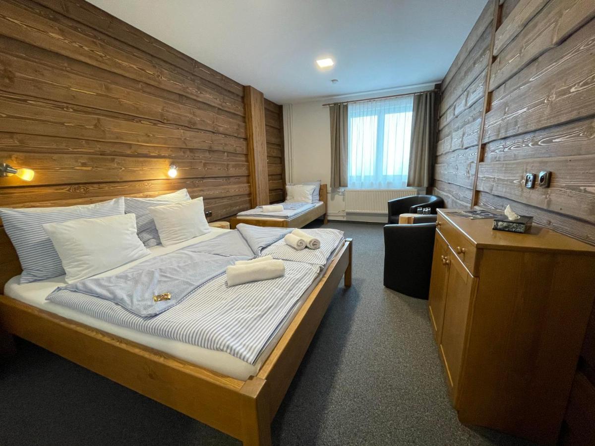 Hotel Kristian กูโบวาฮุท ภายนอก รูปภาพ