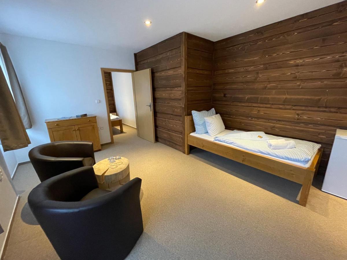 Hotel Kristian กูโบวาฮุท ภายนอก รูปภาพ