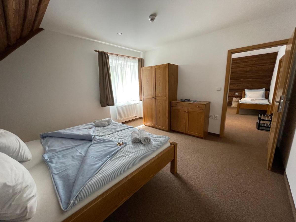 Hotel Kristian กูโบวาฮุท ภายนอก รูปภาพ