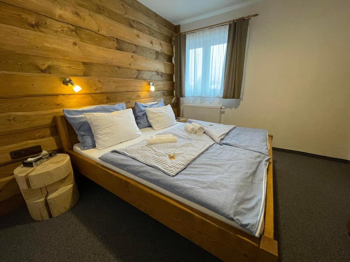 Hotel Kristian กูโบวาฮุท ภายนอก รูปภาพ